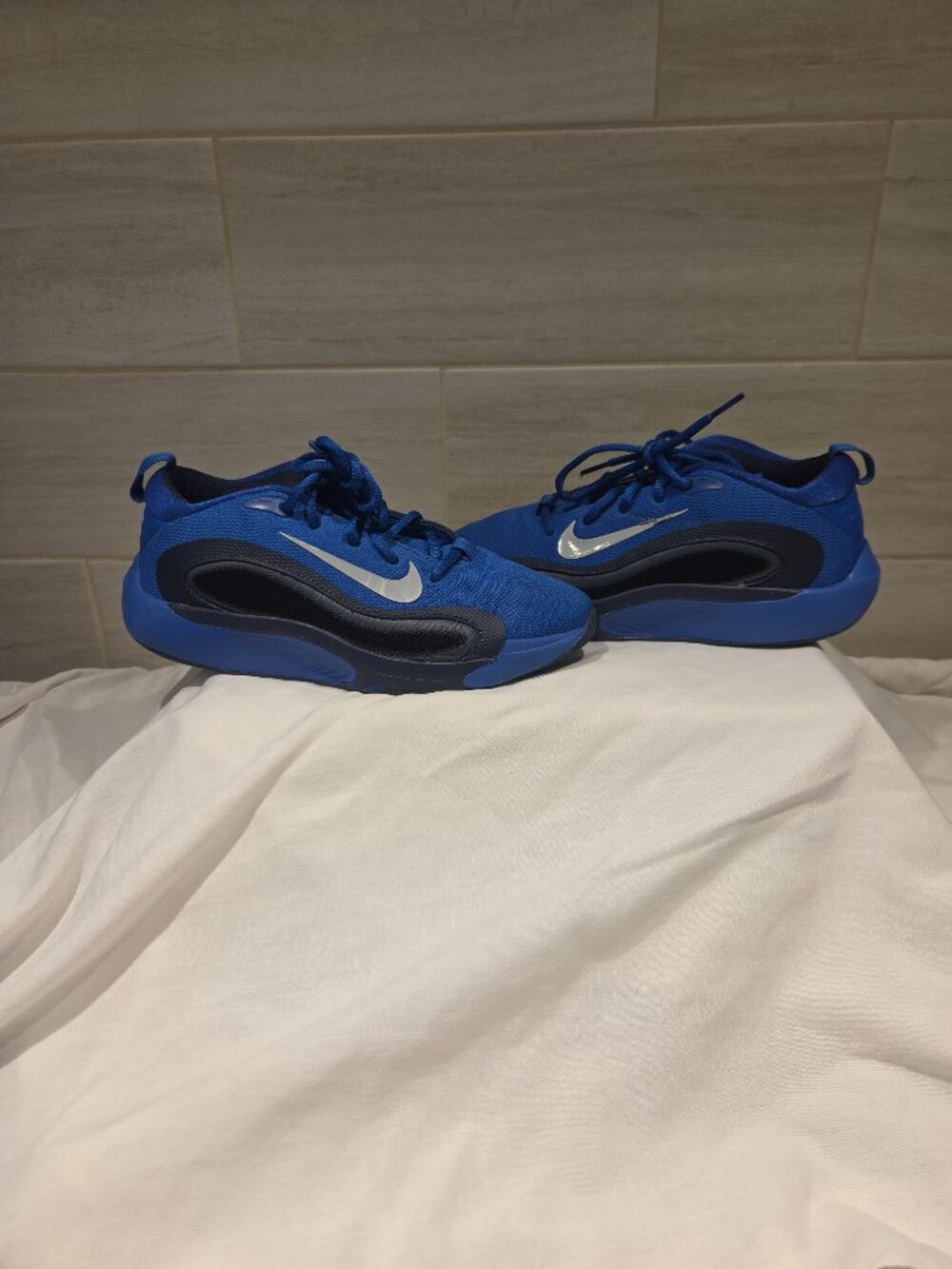 NIKE ISOFLY KIDS BASKETBALL/RUNNING SHOE ROYAL BLUE SIZE 6Y